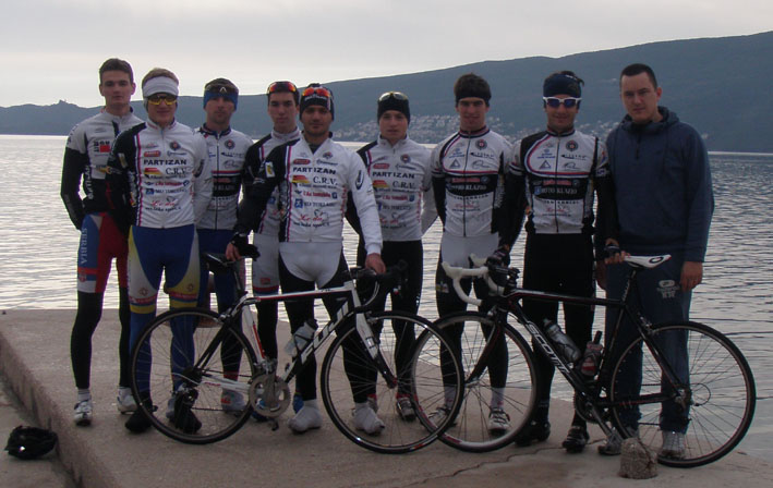 na plavome morskom zalu partizan